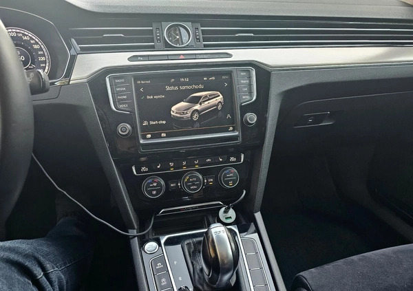 Volkswagen Passat cena 67900 przebieg: 217000, rok produkcji 2015 z Śrem małe 742